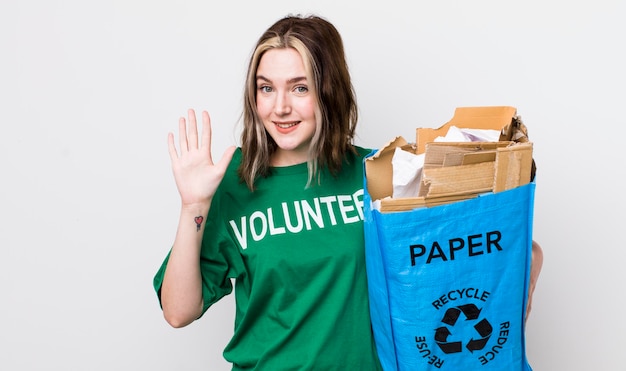 Mooie blanke vrouw die lacht en er vriendelijk uitziet met het nummer vijf ecologieconcept