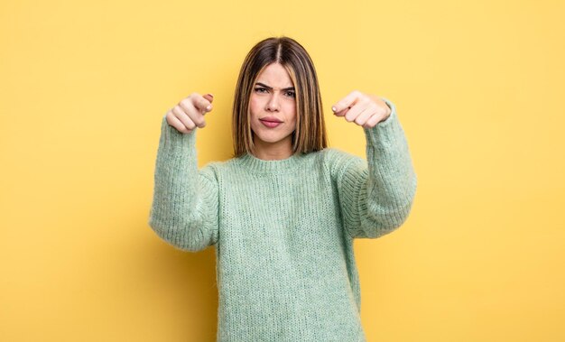 Foto mooie blanke vrouw die met beide vingers en boze uitdrukking naar de camera wijst en zegt dat je je plicht moet doen