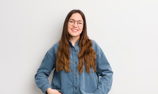 Mooie blanke vrouw die vrolijk en nonchalant lacht met een positieve, gelukkige zelfverzekerde en ontspannen uitdrukking