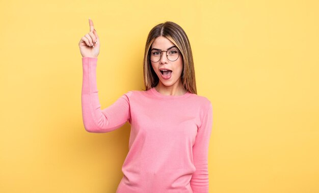 Mooie blanke vrouw die zich een gelukkig en opgewonden genie voelt na het realiseren van een idee, vrolijk vinger opstekend, eureka!