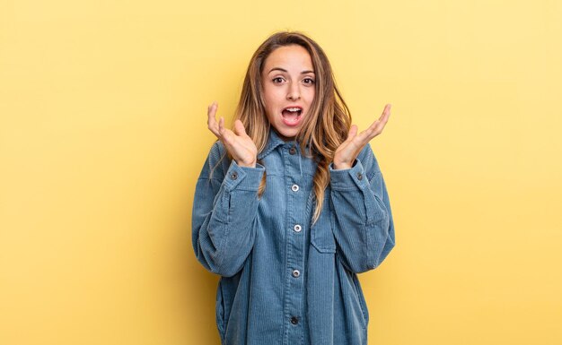 Mooie blanke vrouw die zich geschokt en opgewonden voelt, lacht, verbaasd en blij vanwege een onverwachte verrassing