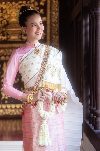 Foto mooie blanke vrouw in traditionele thaise kostuumcultuur mooie aziatische vrouw thailand