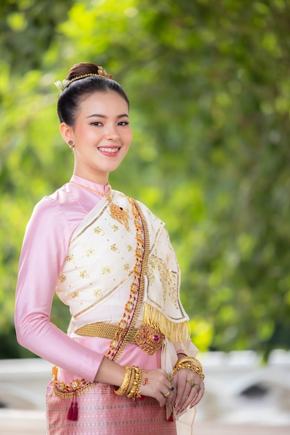 Mooie blanke vrouw in traditionele Thaise kostuumcultuur Mooie Aziatische vrouw Thailand