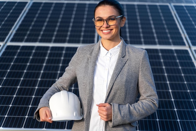 Mooie blanke vrouw ingenieur in glazen op de energieboerderij op het platteland