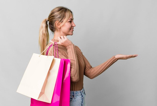 Mooie blanke vrouw met boodschappentassen