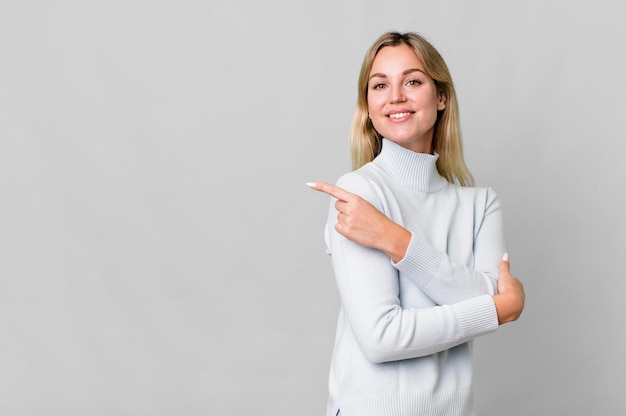 Mooie blanke vrouw met een kopieerruimte aan de zijkant