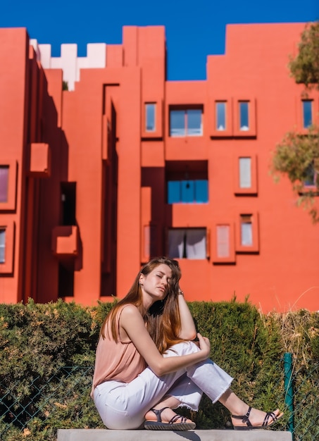 Mooie blanke vrouw poseren buiten