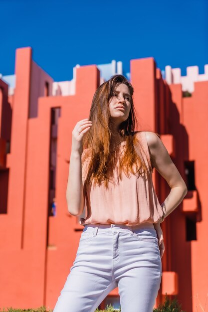 Mooie blanke vrouw poseren buiten