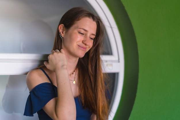 Mooie blanke vrouw poseren buiten