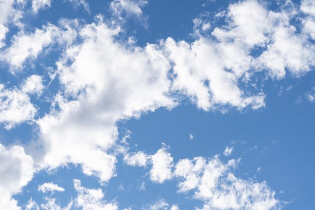 Mooie blauwe achtergrond met witte wolken abstracte natuur achtergrond