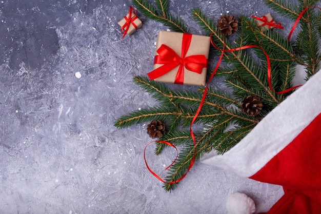 Mooie blauwe besneeuwde Kerst achtergrond met fir takken