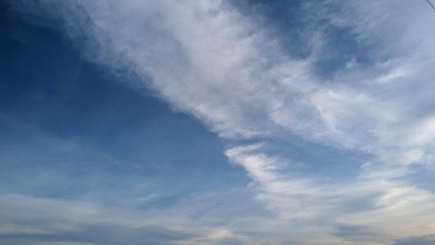 Mooie blauwe bewolkte hemel