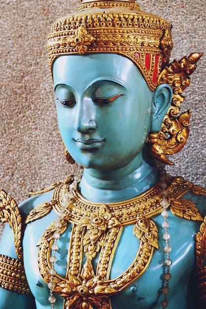 Mooie blauwe engelen Standbeeld van Boeddha close-up