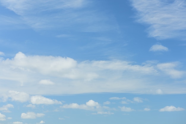 Mooie blauwe hemel en gezwollen witte wolkenachtergrond