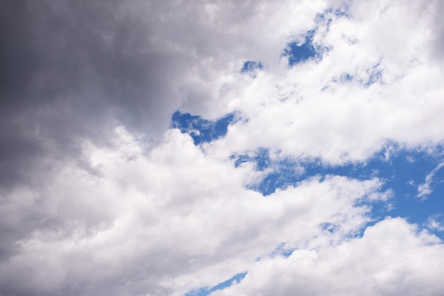 Mooie blauwe hemel met bewolkt