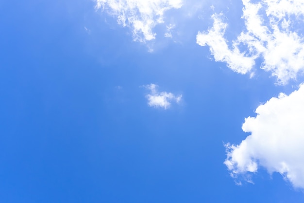 Mooie blauwe hemel met vreemde vorm van wolken in de ochtend of avond gebruikt als natuurlijke achtergrond