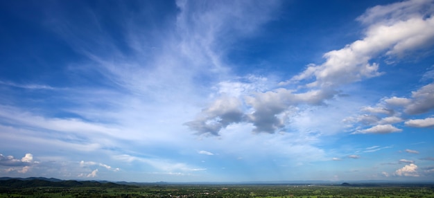 Mooie blauwe hemel met witte wolk op de achtergrond van het aardlandschap