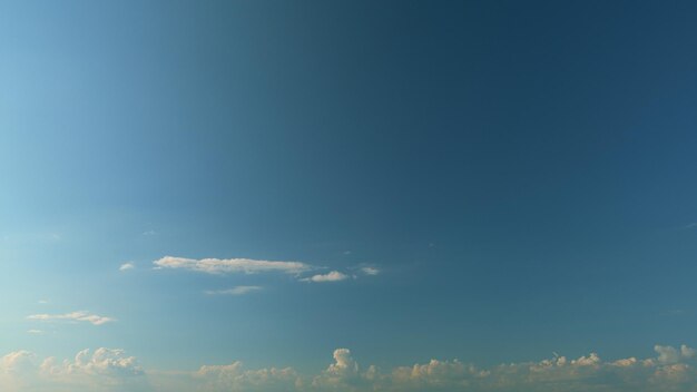 Mooie blauwe hemel met wolken Mooie witte cumulus wolken in blauwe lucht met zonlicht