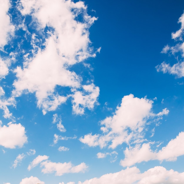 Mooie blauwe hemel met wolken