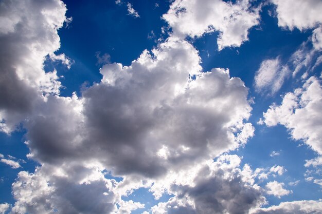 Mooie blauwe hemel met wolkenachtergrond