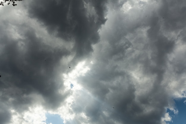 Mooie blauwe hemel met wolkenachtergrond.