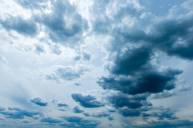 Mooie blauwe hemel met wolkenlandschap