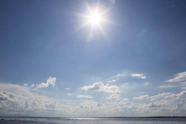 Mooie blauwe hemel. Sterke zon en lucht.