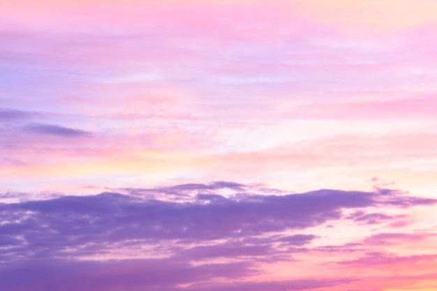 Foto mooie blauwe lucht bij zonsondergang. heldere wolken. hemelachtergrond.