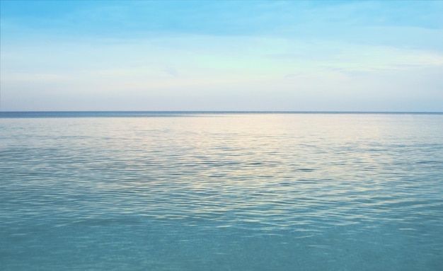 Mooie blauwe lucht en blauwe oceaan Water van de oceaan Tropisch strand met lucht