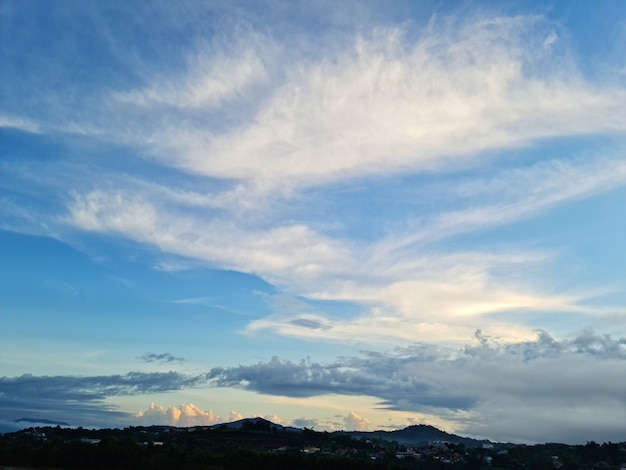 Mooie blauwe lucht en gouden wolken