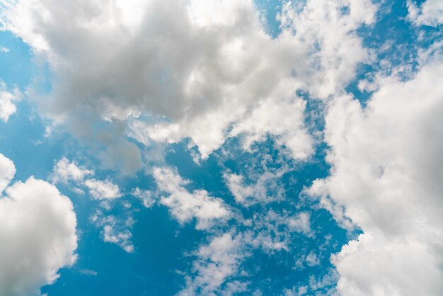 Mooie blauwe lucht en witte cumuluswolken abstracte achtergrond Cloudscape achtergrond Blauwe lucht