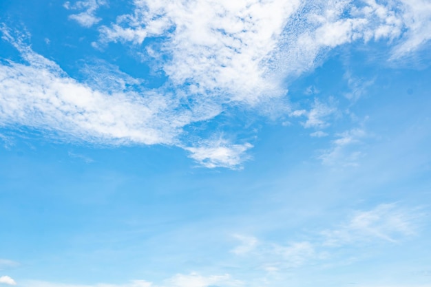 Mooie blauwe lucht en witte wolken abstracte achtergrond Cloudscape achtergrond Blauwe lucht en wolken