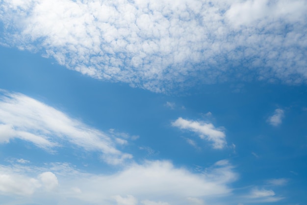 Mooie blauwe lucht en witte wolken abstracte achtergrond cloudscape achtergrond blauwe lucht en wolken