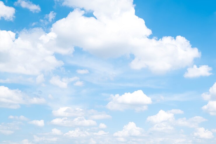 Mooie blauwe lucht en wolken in de zomer.