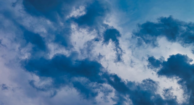 Mooie blauwe lucht en wolken natuurlijke achtergrond. Abstracte natuur sfeer achtergronden. Dramatische blauwe en witte kleurrijke wolken overdag. Ruimte voor site kopiëren