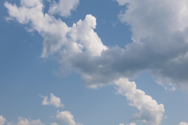 Mooie blauwe lucht en wolken natuurlijke achtergrond
