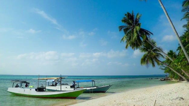 Mooie blauwe lucht en zee van Karimun Jawa met boten