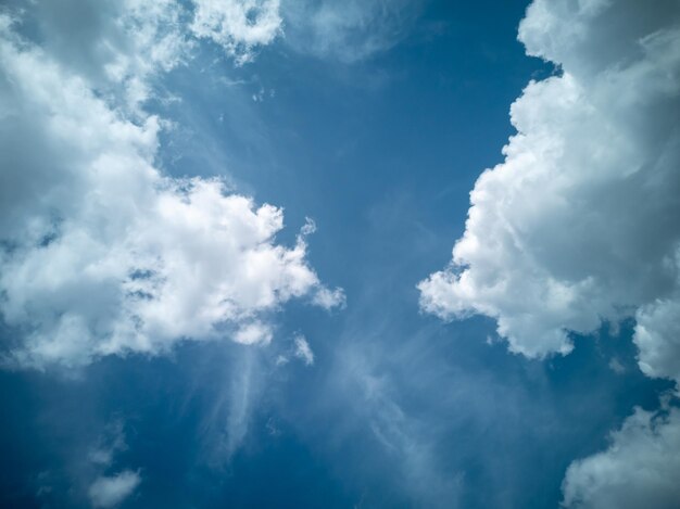 Mooie blauwe lucht met grote witte wolken Briefkaartlay-out met plaats voor tekstbehang