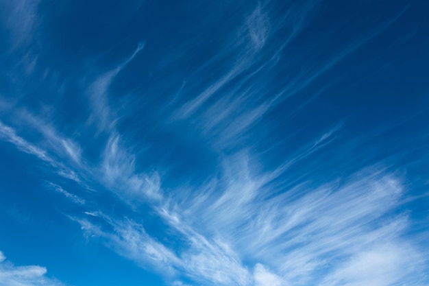 Mooie blauwe lucht met ongewone witte wolken