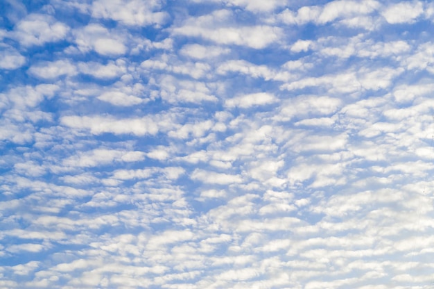 Mooie blauwe lucht met volle witte wolken en helder licht onder het schijnen van de zon in de ochtend