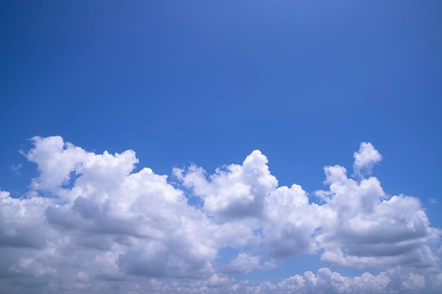 Mooie blauwe lucht met witte bewolkte dramatische natuurlijke abstracte achtergrondweergave