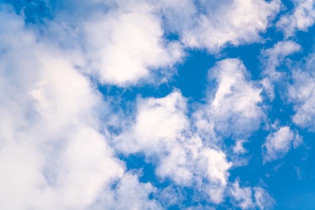 Mooie blauwe lucht met witte pluizige wolken