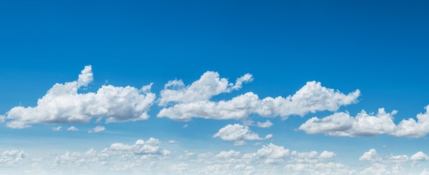 Mooie blauwe lucht met witte wolk bij zonsopgang