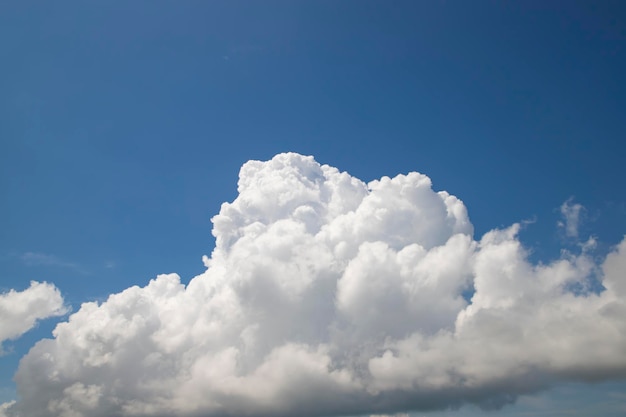 Mooie blauwe lucht met witte wolk Natuurlijke achtergrondweergave