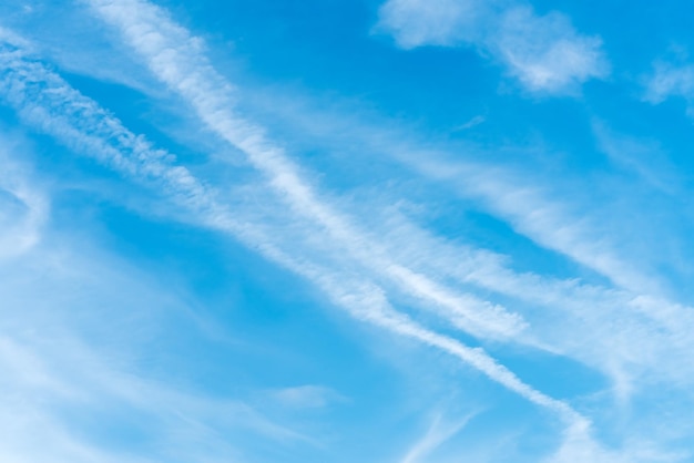 Mooie blauwe lucht met wolken en een luchttrein vanuit het vliegtuig De textuur van de lucht Achtergrond