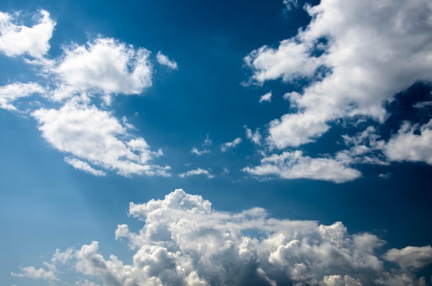 Mooie blauwe lucht met wolken natuurlijke achtergrond