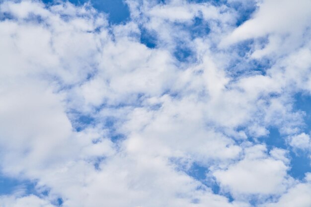 Mooie blauwe lucht met wolken op een zonnige dag