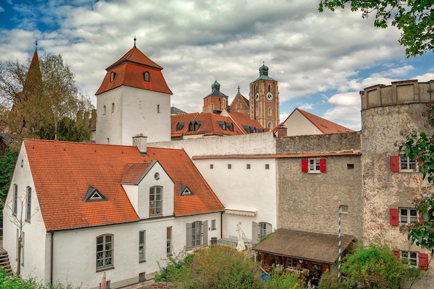 Mooie blauwe lucht met wolken zomer uitzicht op Ingolstadt Beieren