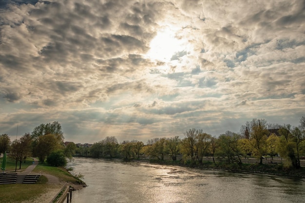 Mooie blauwe lucht met wolken zomer uitzicht op Ingolstadt Beieren