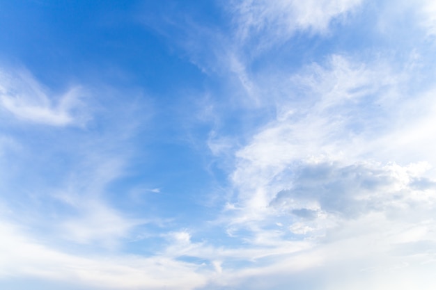 Mooie blauwe lucht met wolken